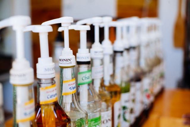 Illustration photo: wine bottles lined up on a shop shelf